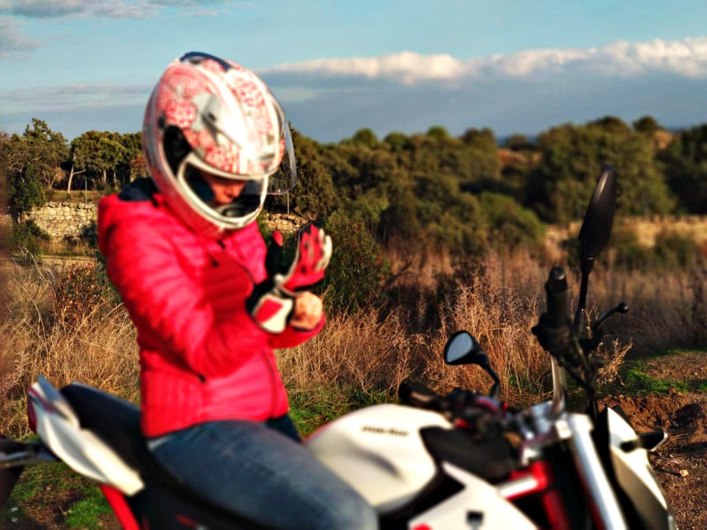 Aprendo a montar en una Macbor Shifter 125 (2)