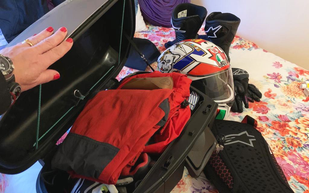 Fotos CÓMO UNA CHICA ORGANIZA EL EQUIPAJE: PEQUEÑAS MALETAS PARA TAN  LARGO VIAJE. - motorADN.com