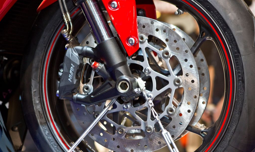 FOTOS COMO MEJORAR LOS FRENOS DE TU MOTO - motorADN.com